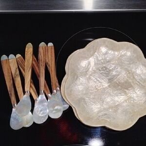 Mother-of-Pearl Spreader Set with Wood Handles - Cream
